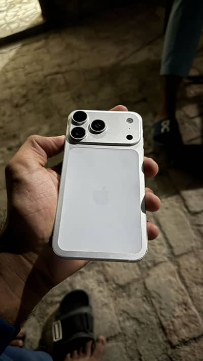 Apple iPhone XR convert 17 pro