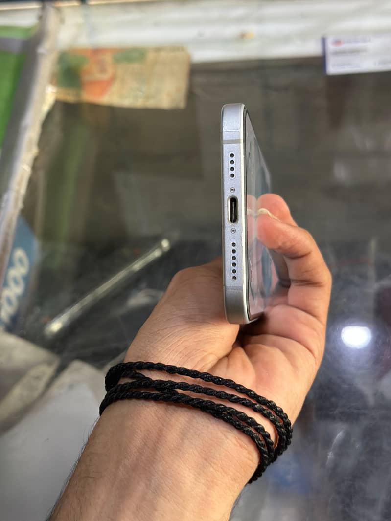 Apple iPhone 15 plus 4