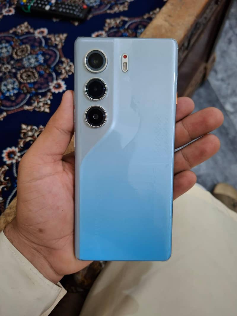 Tecno CAMON 40 Pro 1