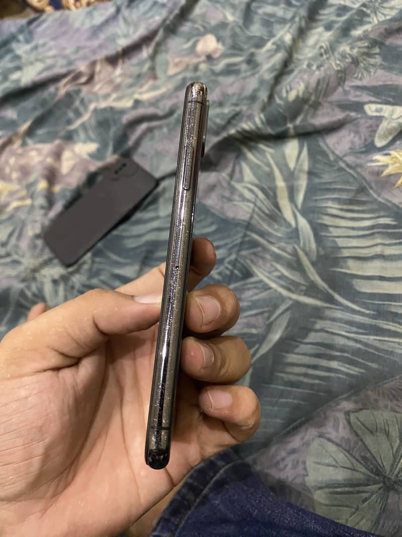 Apple iPhone X 4