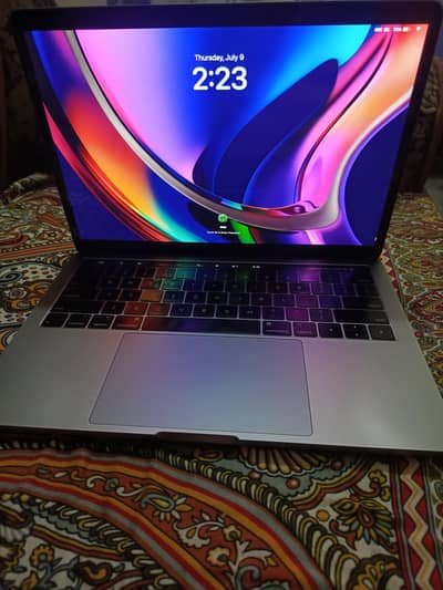 MacBook Pro 2018 with touchbar - 16/256gb