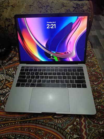 MacBook Pro 2018 with touchbar - 16/256gb