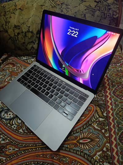 MacBook Pro 2018 with touchbar - 16/256gb