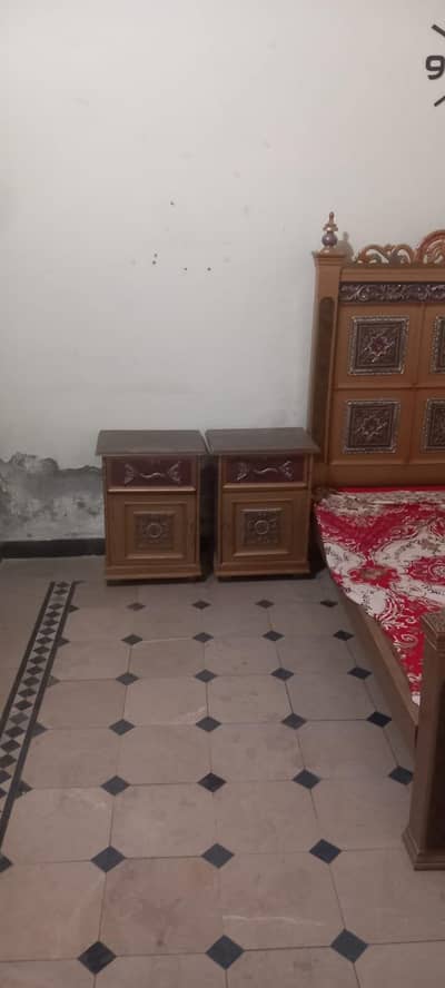 bed mirror case or showcase aur 2 side table