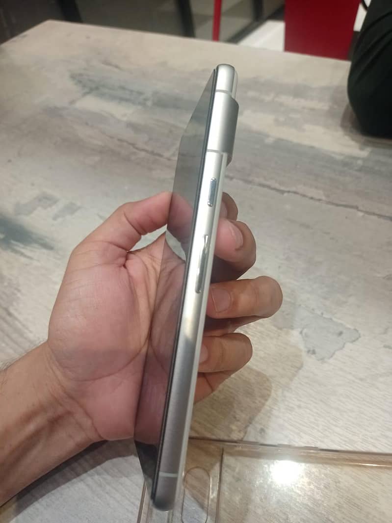 Google Pixel 7 4