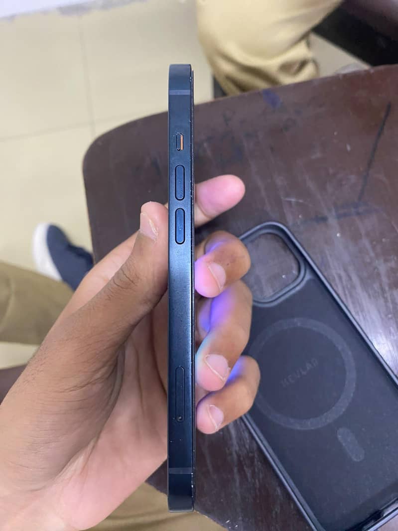 Apple iPhone 13 2