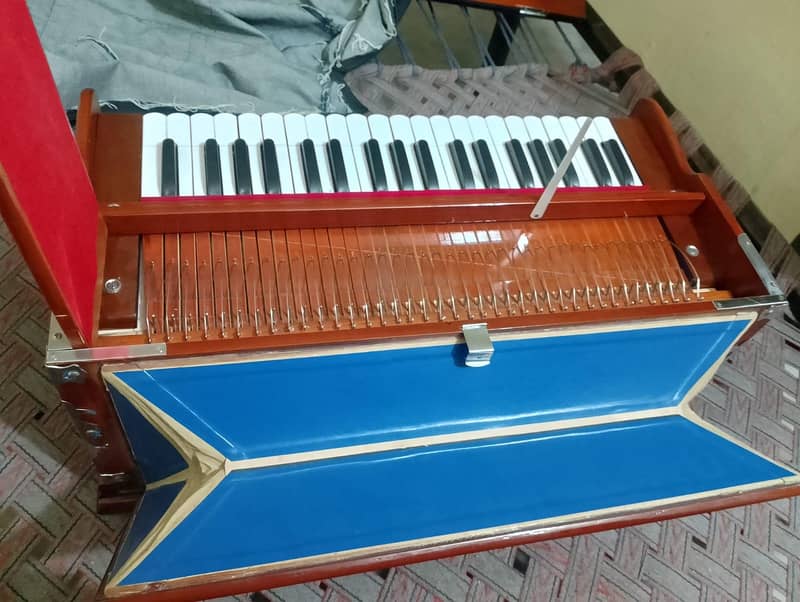 almost new harmonium 1