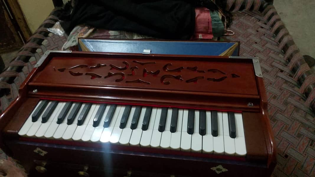 almost new harmonium 2