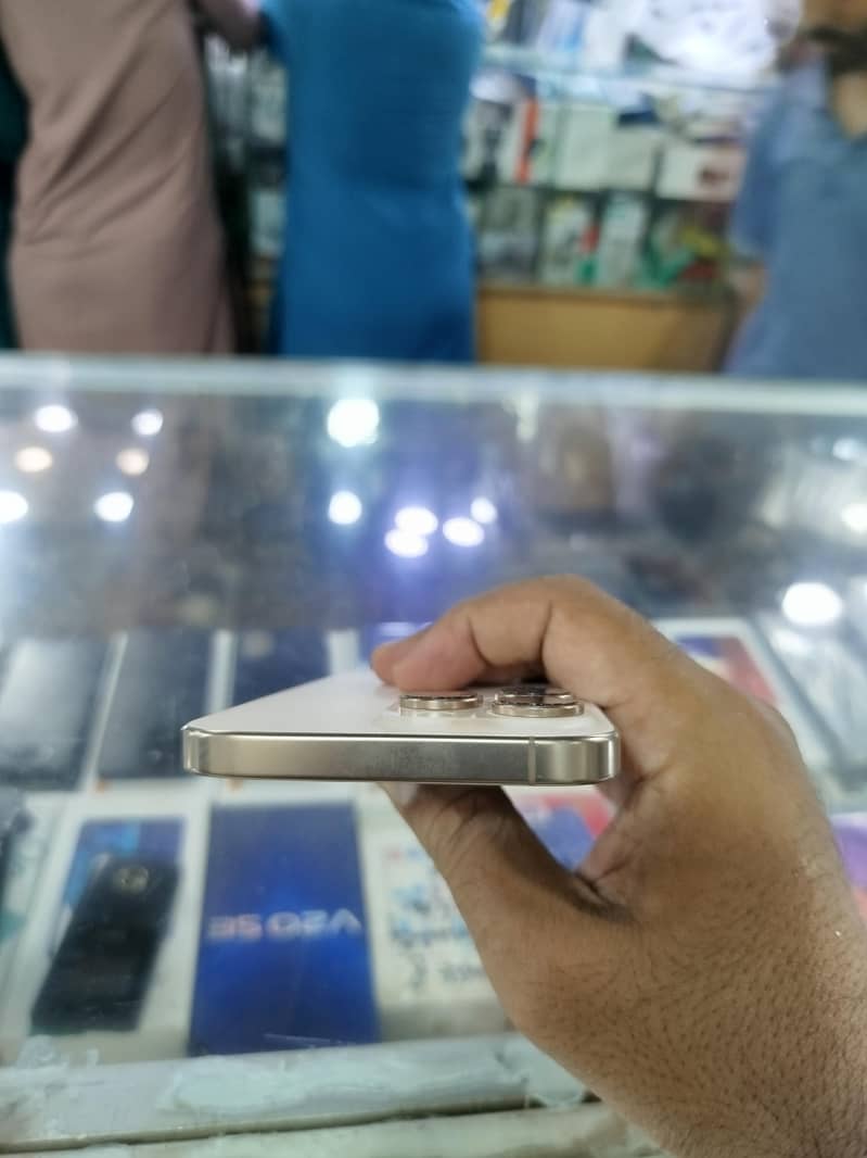 Apple iPhone 16 Pro Max 2