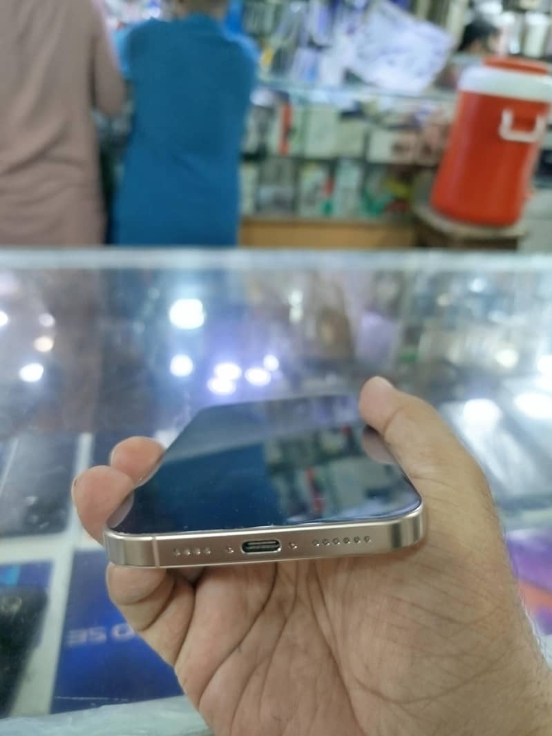 Apple iPhone 16 Pro Max 3