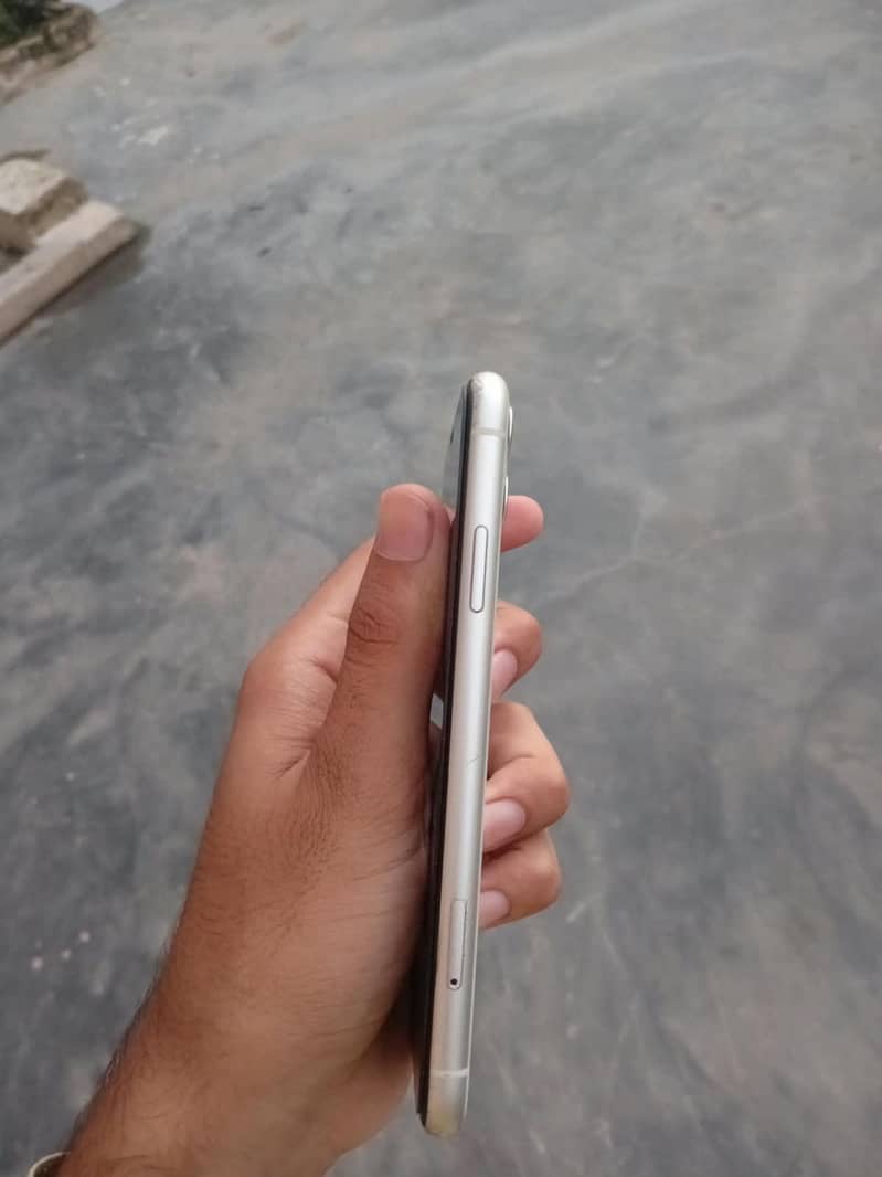 Apple iPhone 11 3