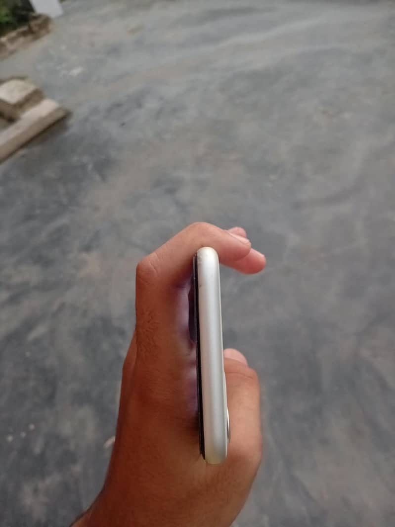 Apple iPhone 11 4