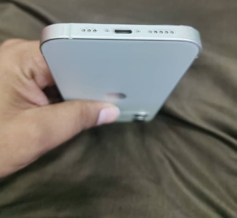 iPhone 12 . 8