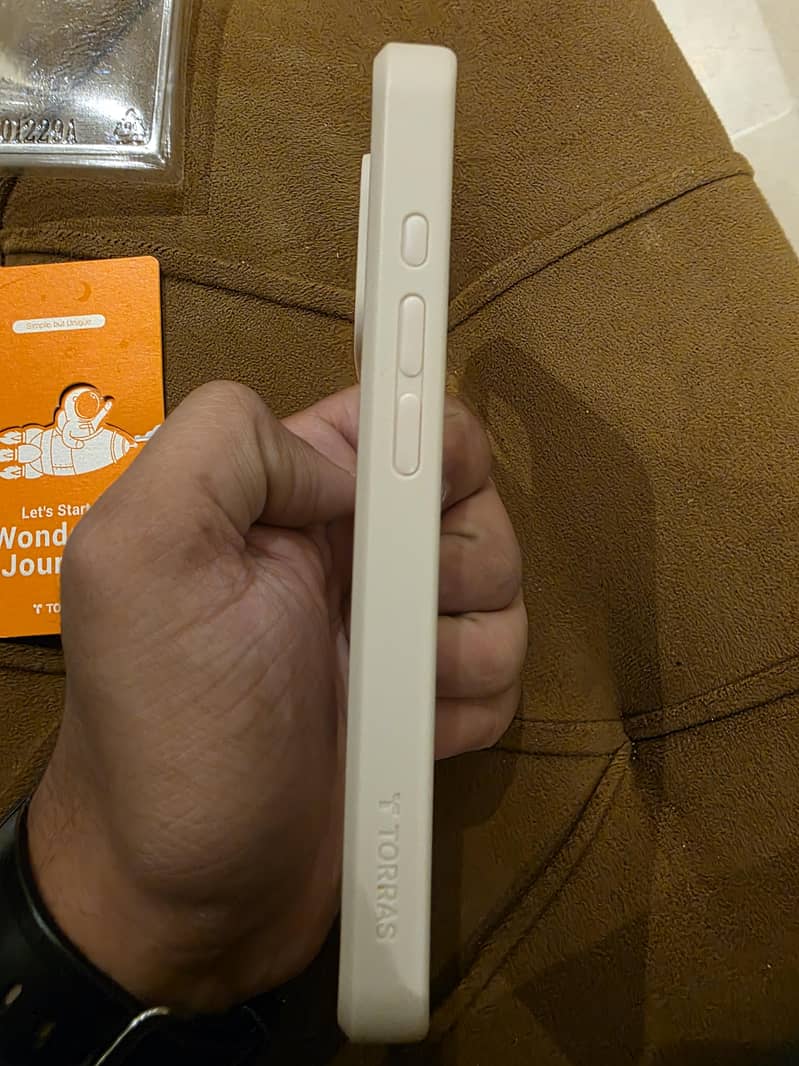 Torras case Iphone 16 pro 4