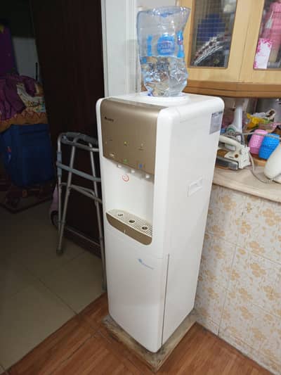 gree water dispenser urgent sale 03422189786
