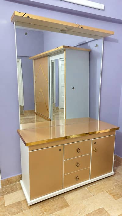 Big Dressing table with a big jewellery and makeup organizer. .