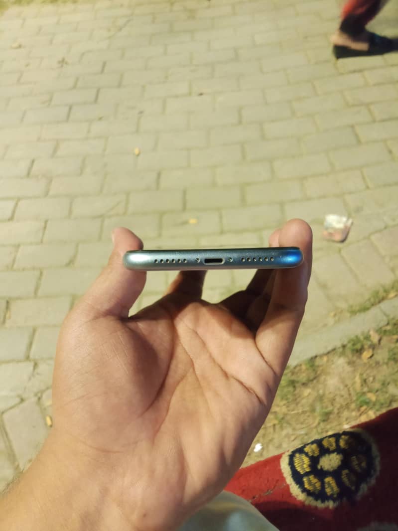 Apple iPhone 11 3