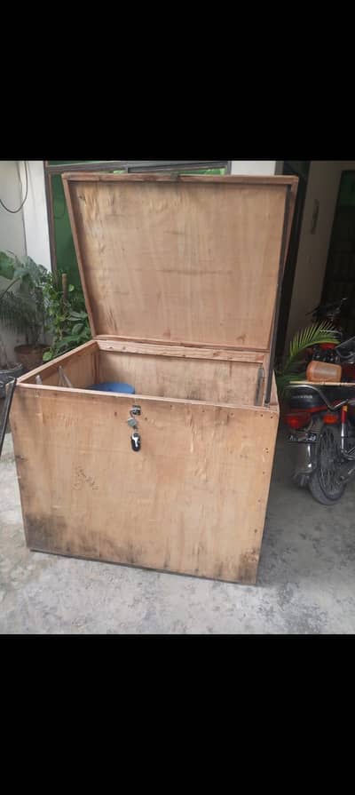 wooden box 3.2 x 4.5 feet