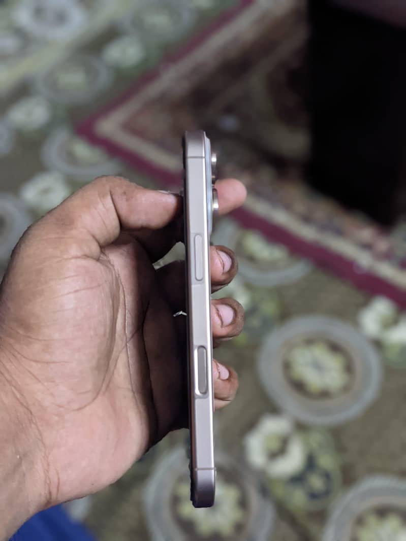 Apple iPhone 16 Pro 2