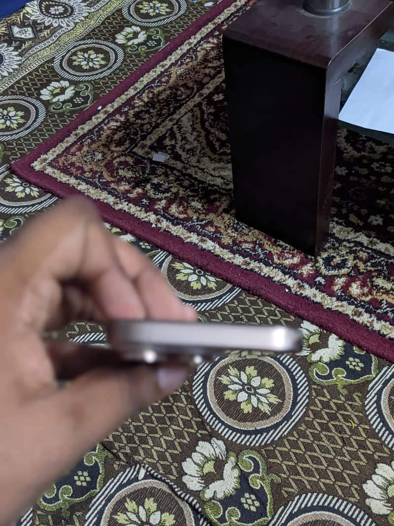 Apple iPhone 16 Pro 3