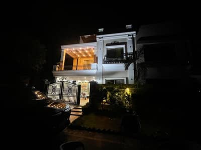 SLIGHTLY USED BEAUTIFUL HOUSE BEAUTIFUL LOCATION 8 MARLA HOUSE AVAILABLE FOR SALE
