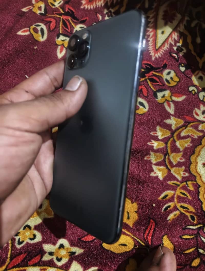 Apple iPhone 11 Pro Max 12