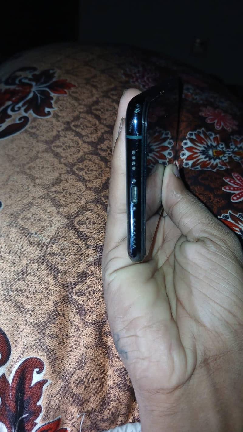 Apple iPhone 11 Pro Max 4