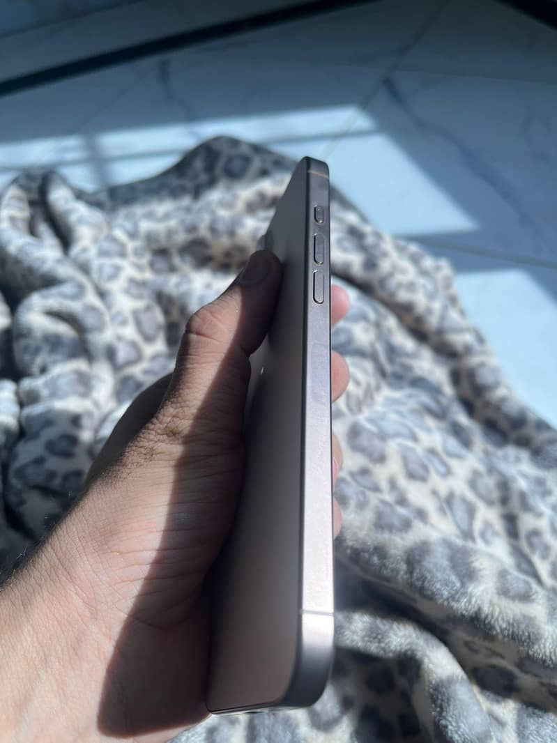 Apple iPhone 16 Pro Max 2