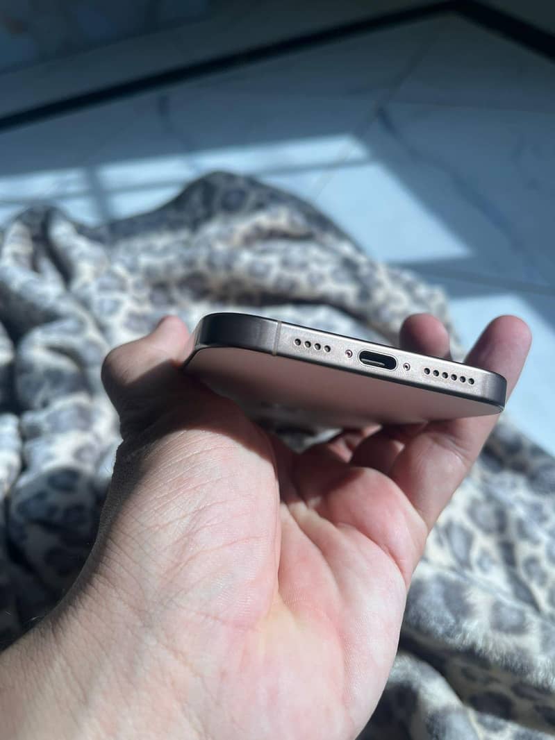 Apple iPhone 16 Pro Max 4