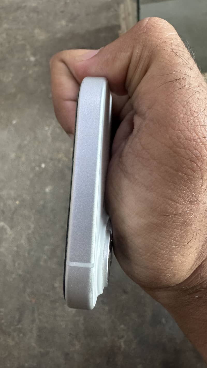 Apple iPhone 16 2