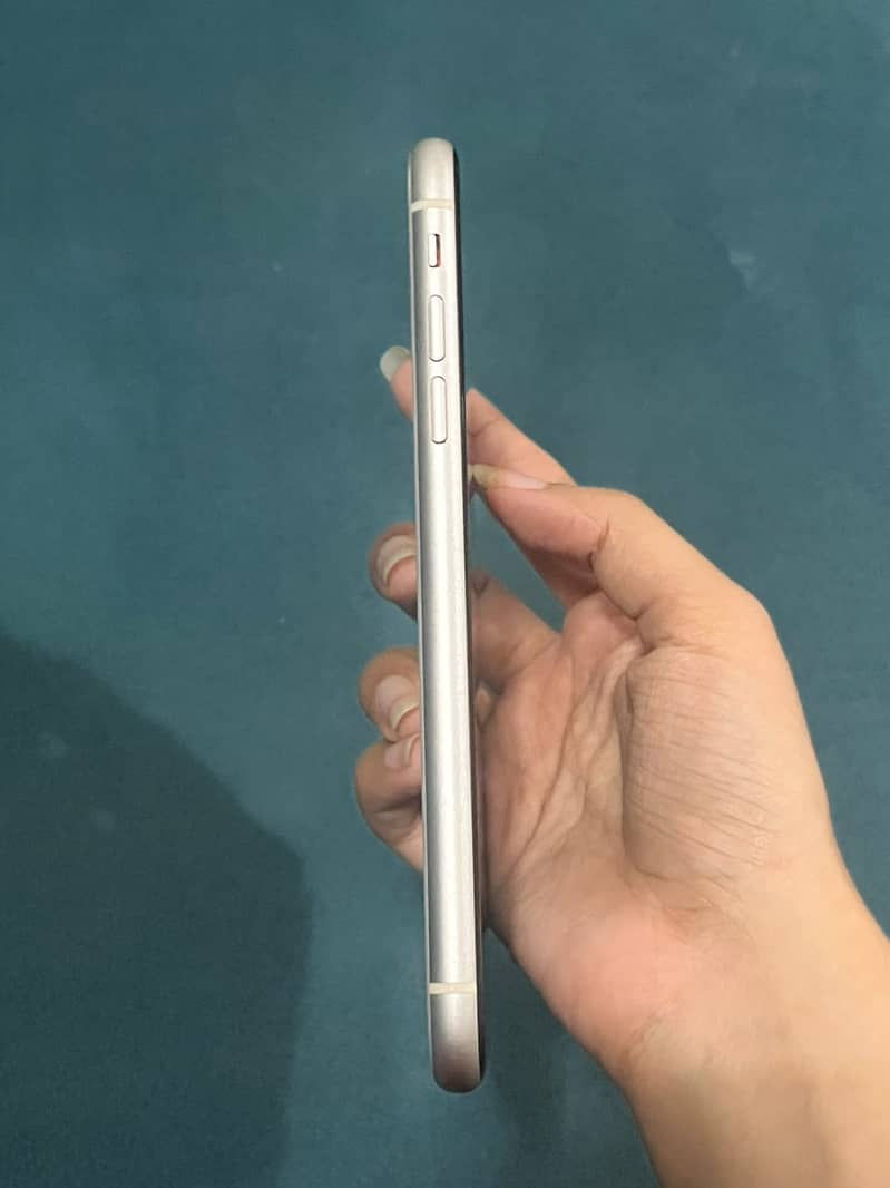 Apple iPhone 11 4