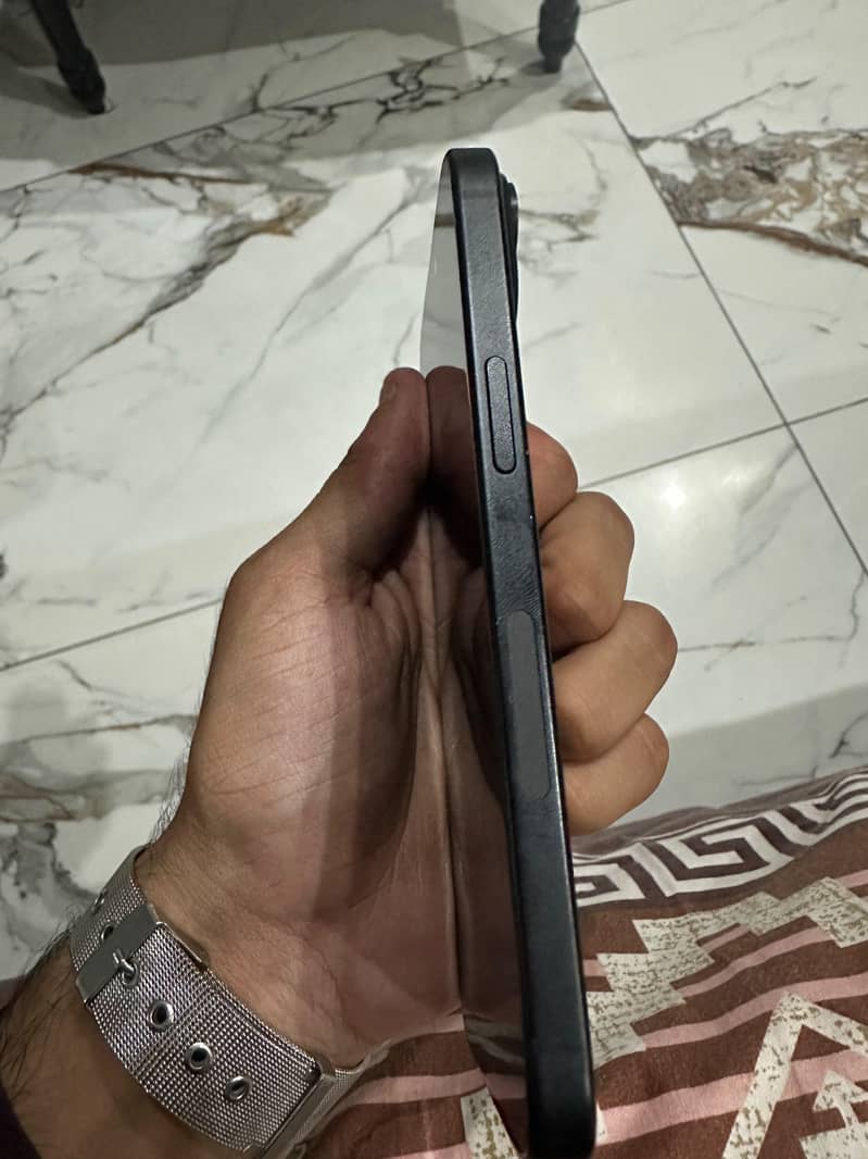 Apple iPhone 15 4