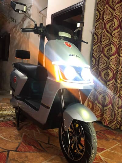 Metro M6 Empower Non Portable Lithium Electric Scooty Available 10/10.