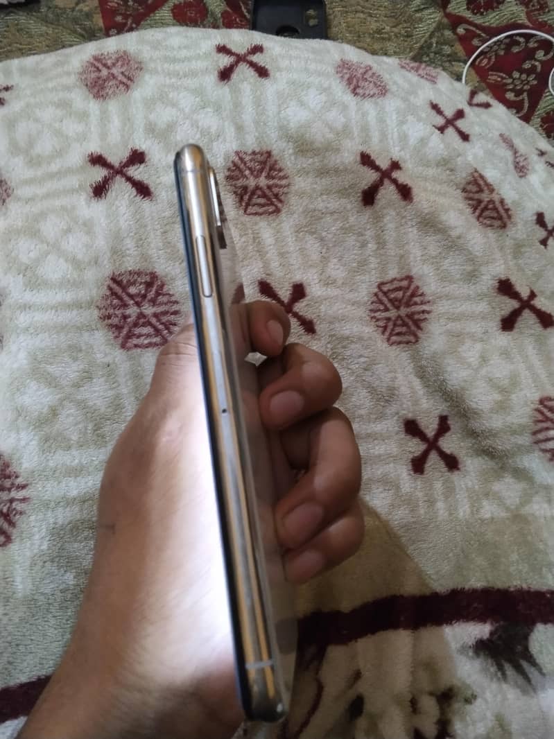 Apple iPhone X 4