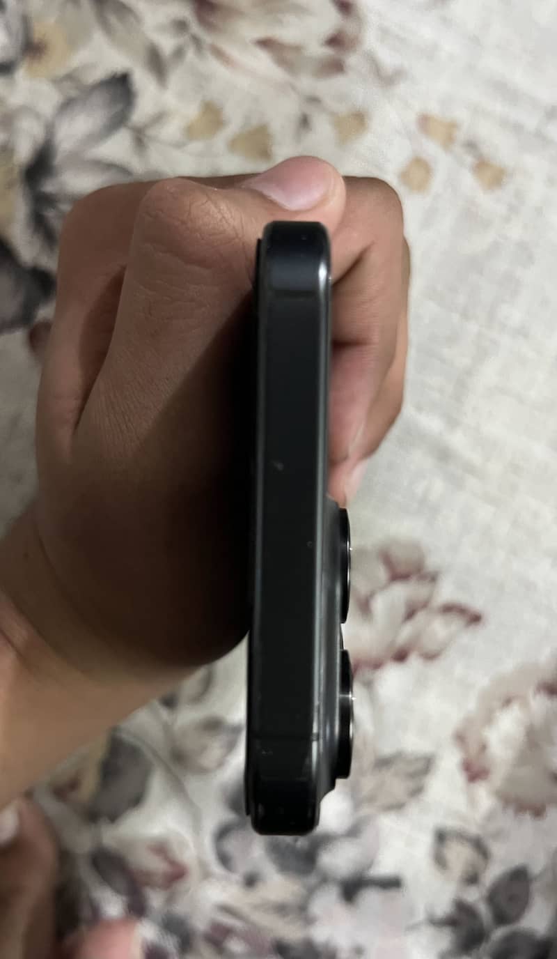 iPhone 15 Pro Max 4