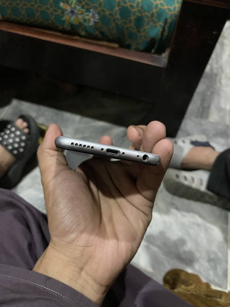 Apple iPhone 6S 4
