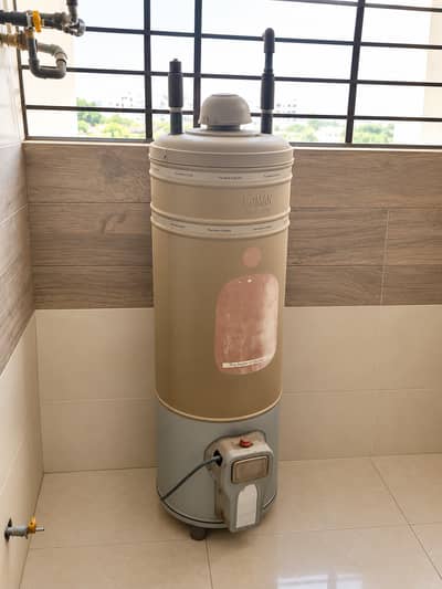 Crown 30 Gallon Gas Geyser – Good Condition