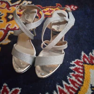 Metro bramd high heel