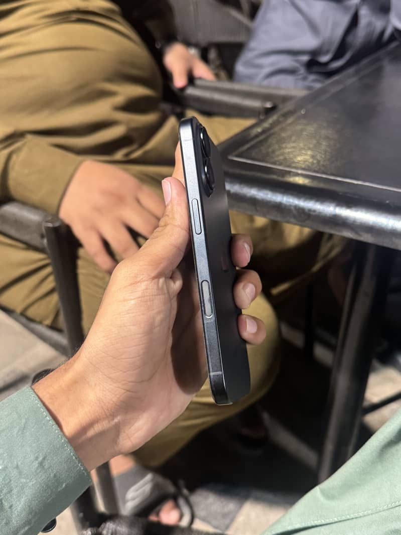 Apple iPhone 16 3
