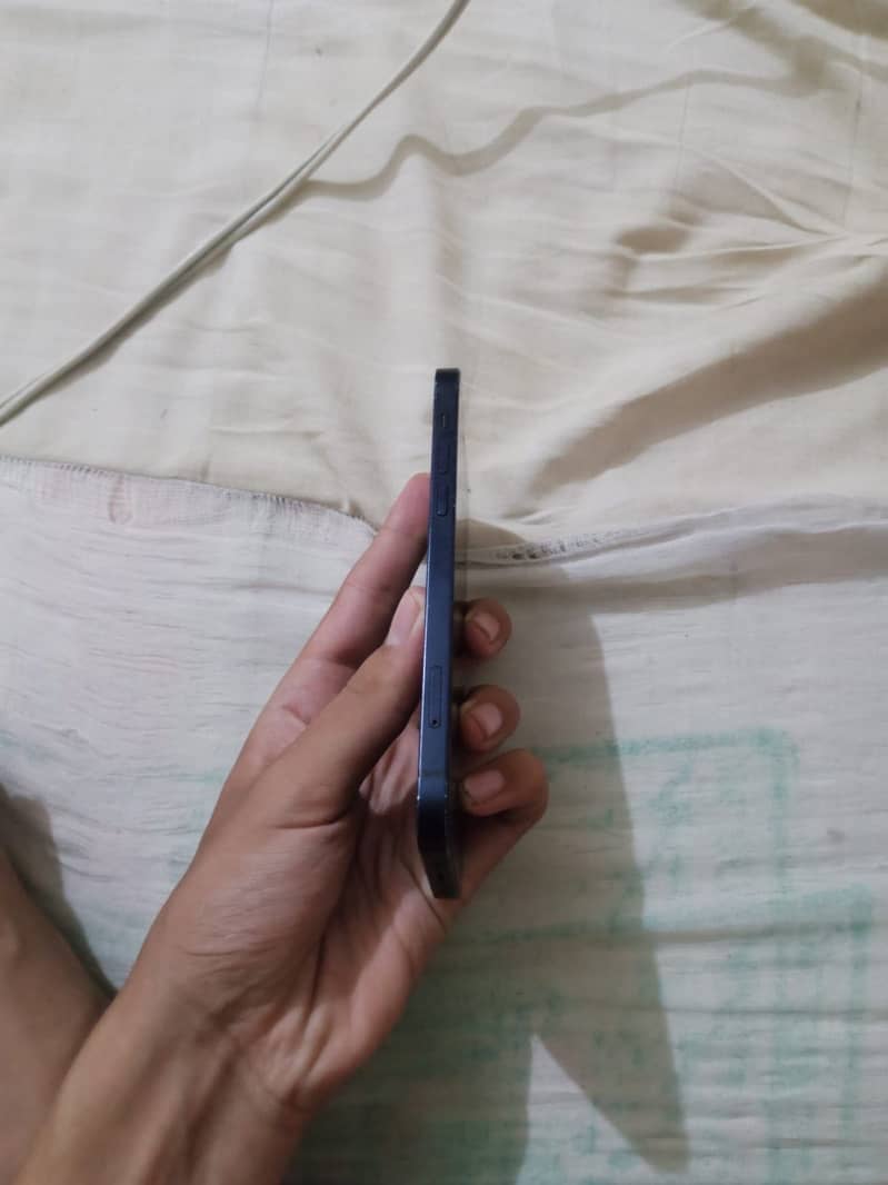 Apple iPhone 12 4