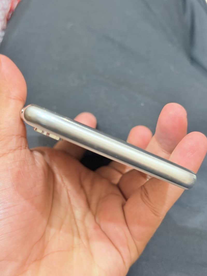 Apple iPhone X 4