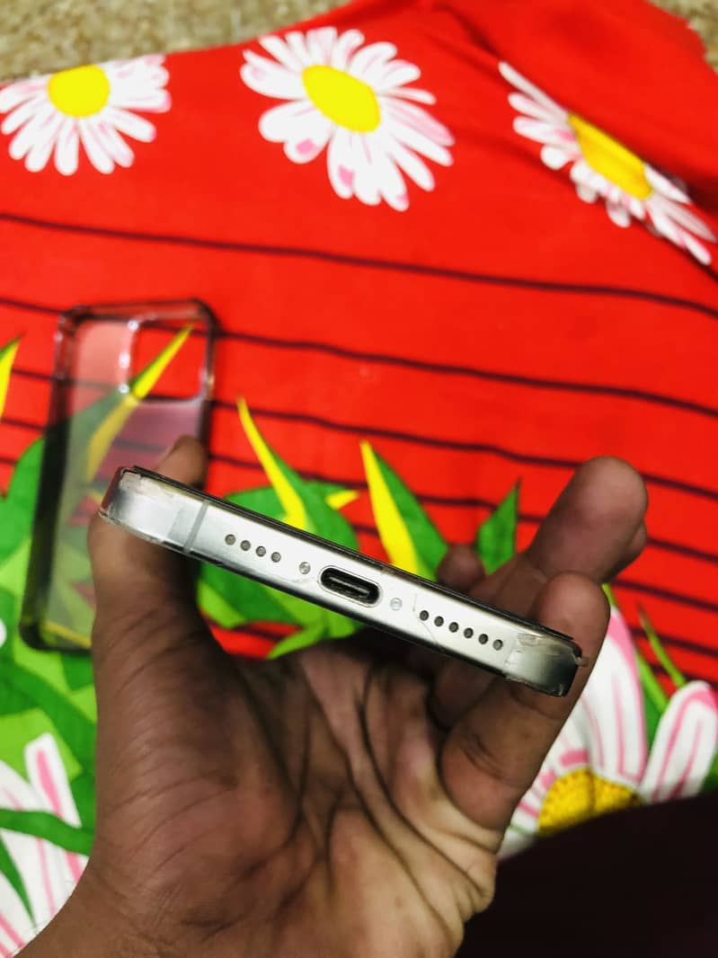 Apple iPhone 15 Pro Max 4