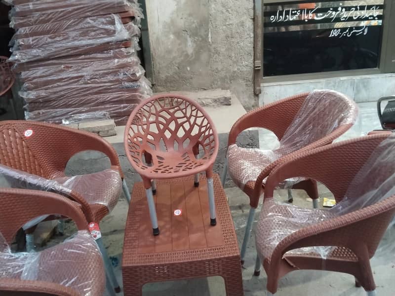 Brand new table withe 4 chaires 0