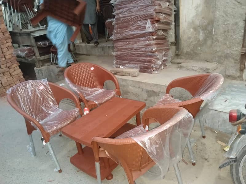 Brand new table withe 4 chaires 3