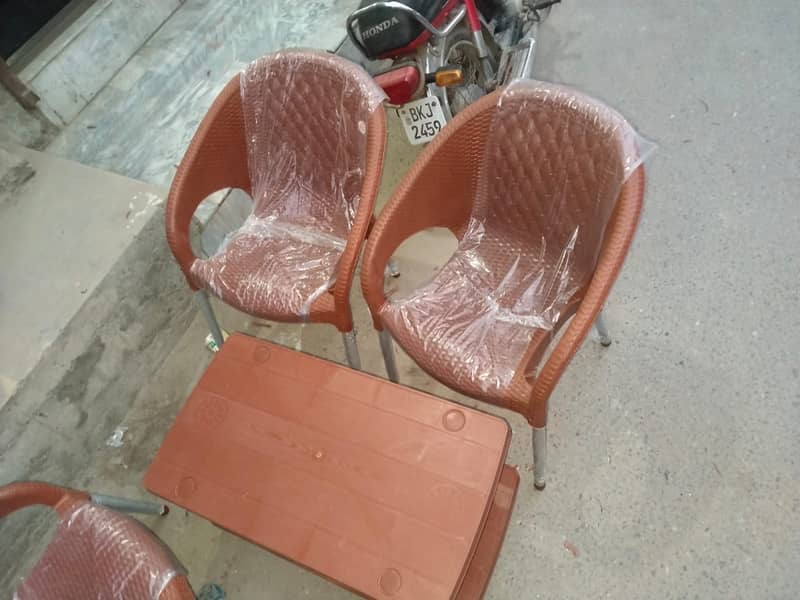 Brand new table withe 4 chaires 4