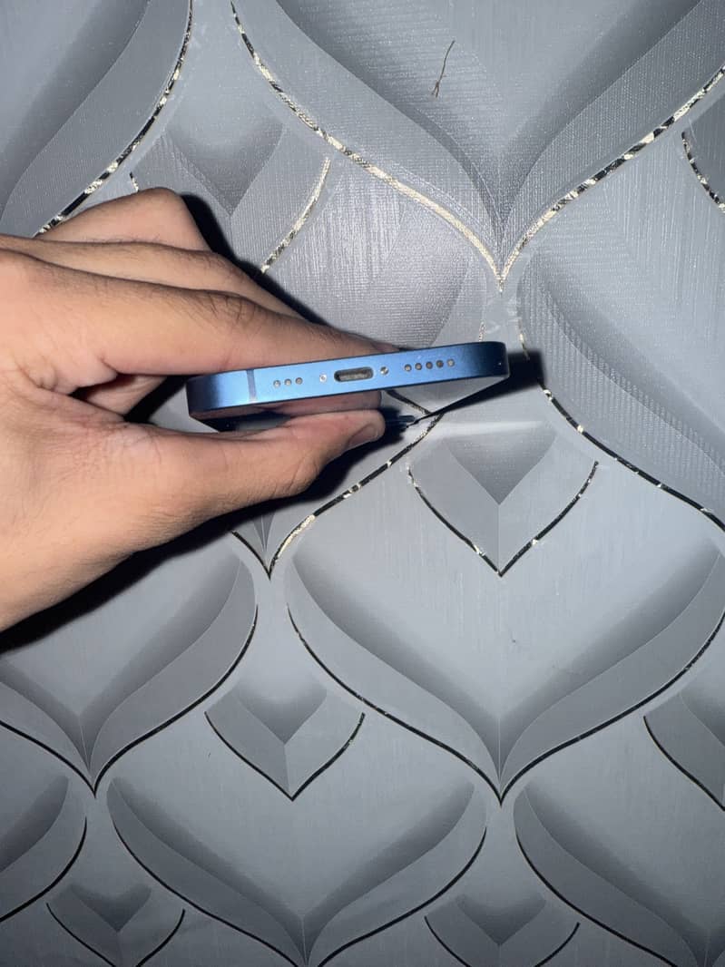 iPhone 13 4