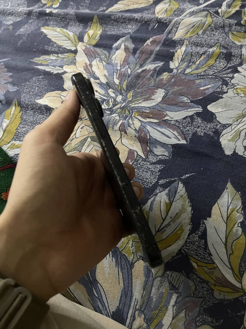 Apple iPhone 16 Pro Max 4
