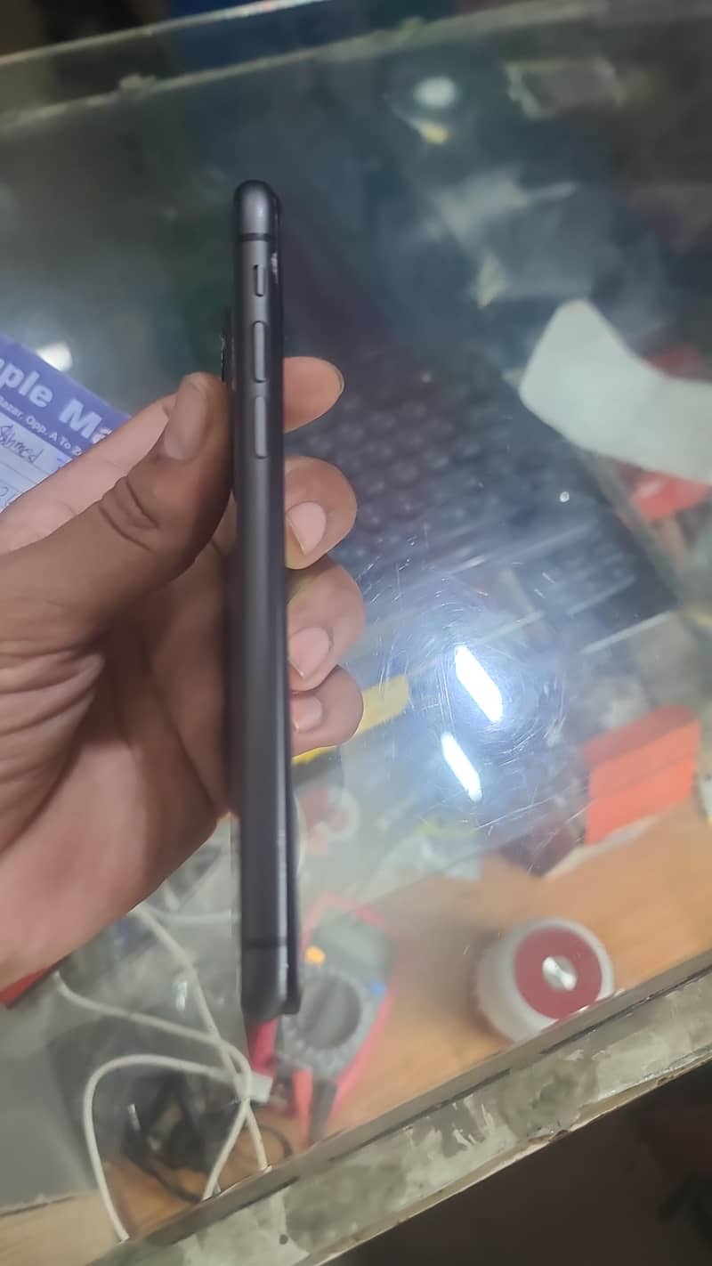Apple iPhone 11 4