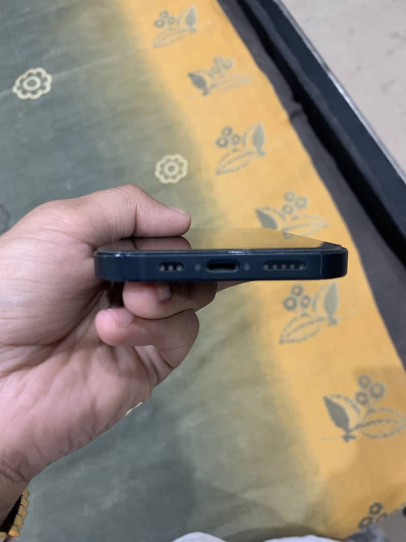 Apple iPhone 13 5