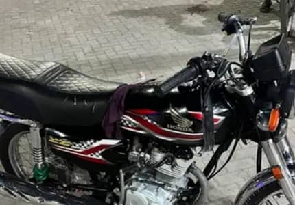 Honda 125 Black karachi number good condition